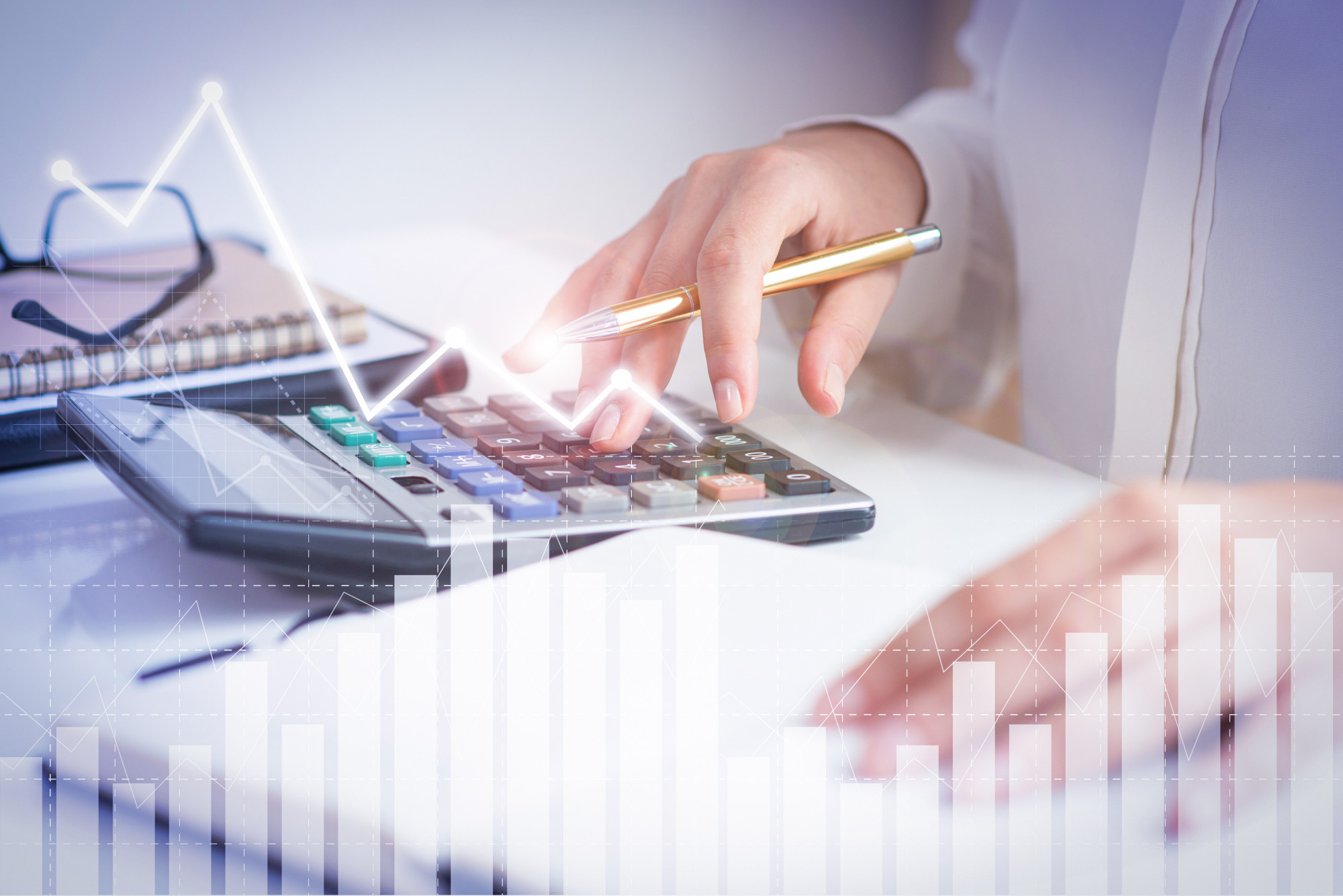 Homem fazendo o controle financeiro da empresa.