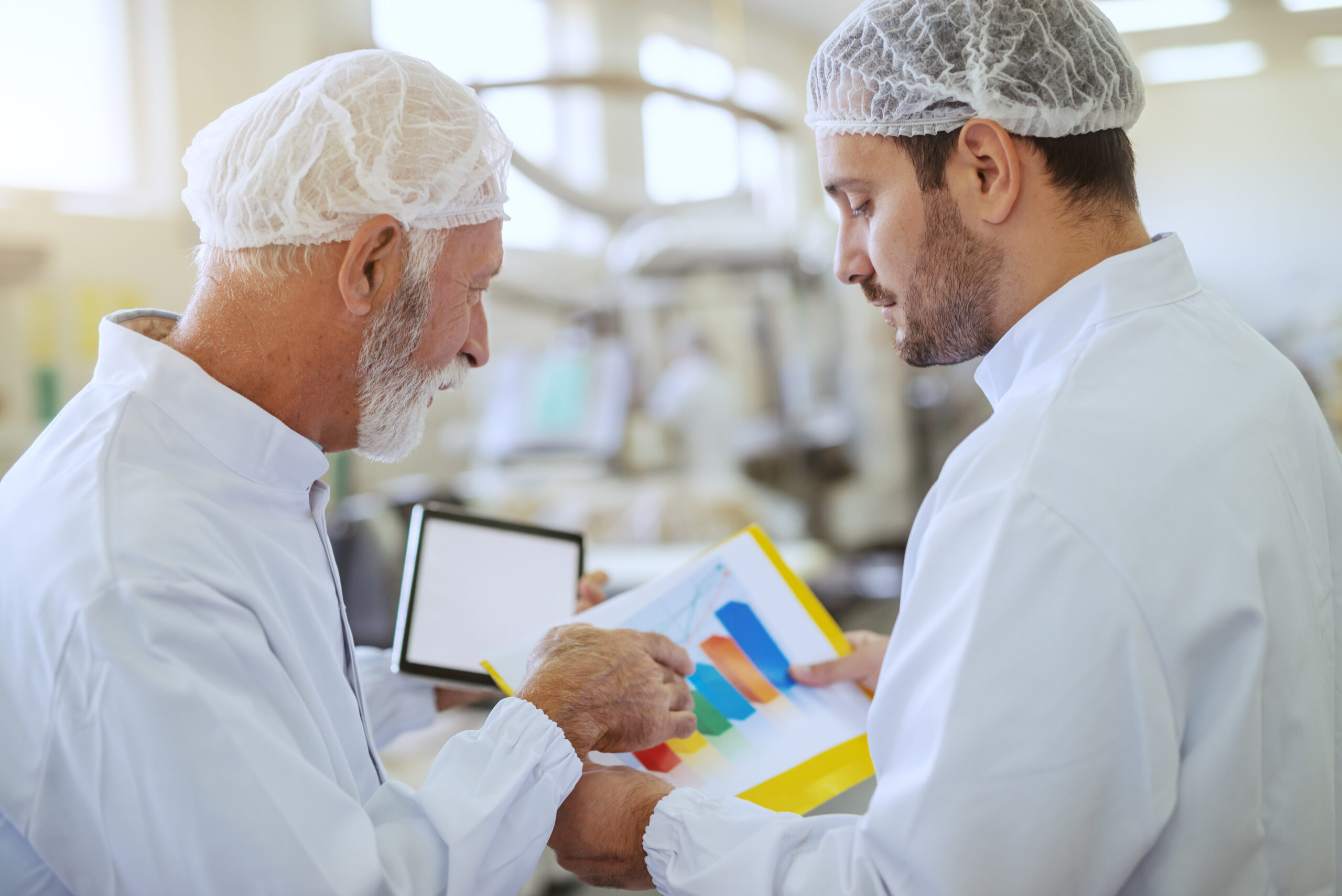 profissionais da saúde fazendo inspeção técnica com o V-Quality