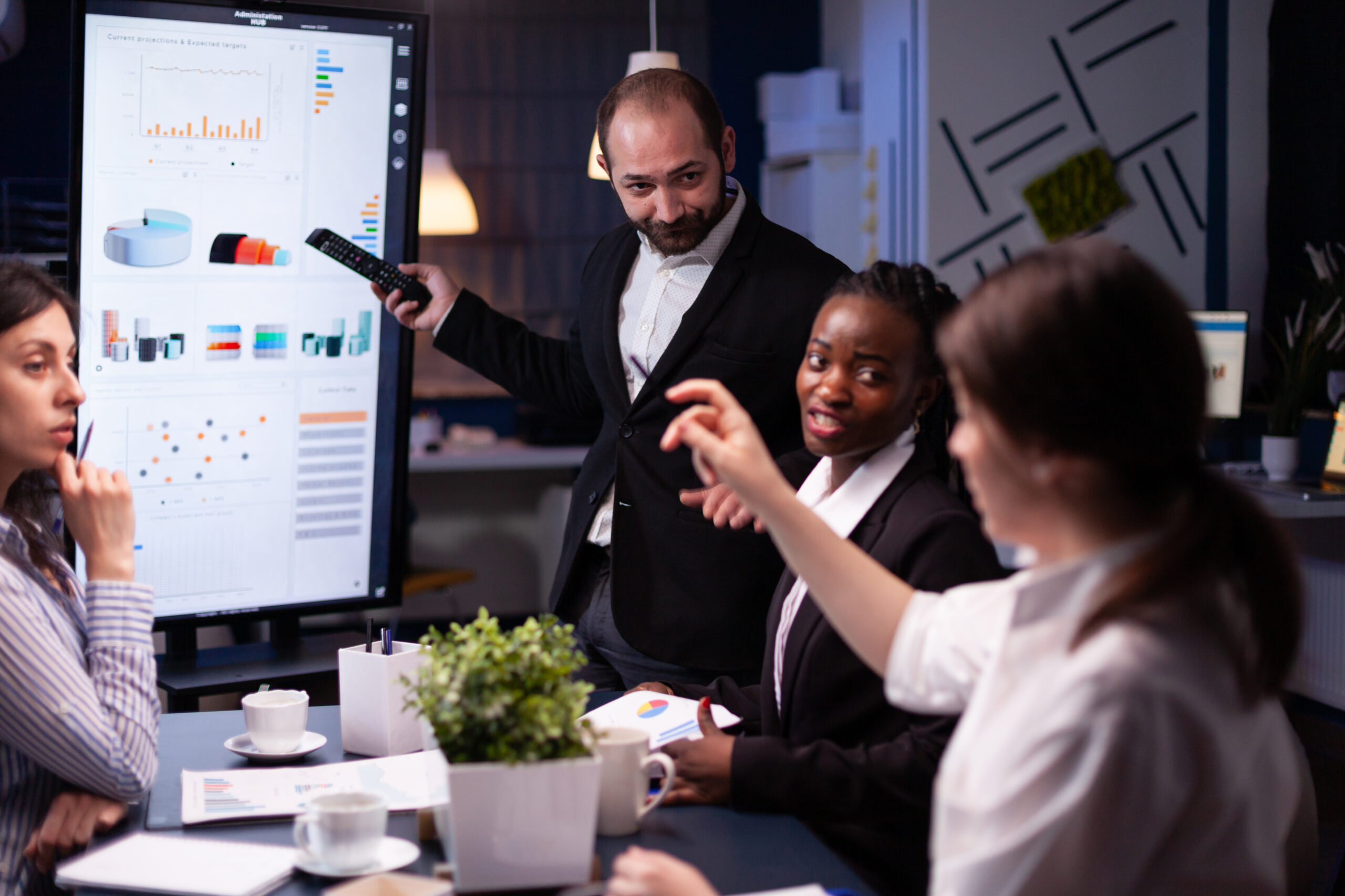 gestor com equipe discutindo ideias para aumentar a produtividade empresarial